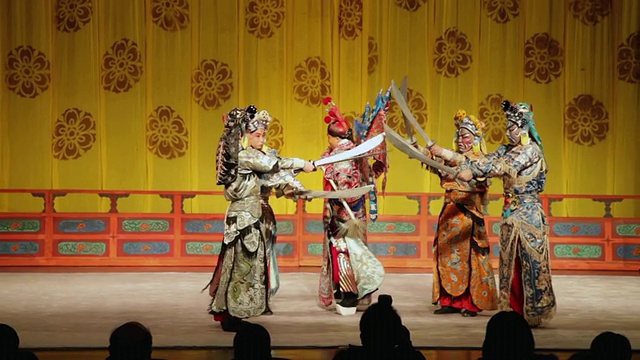 ZO女士在传统剧场表演京剧/陕西西安，中国视频素材
