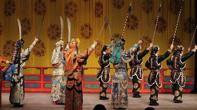 MS艺术家在传统剧场表演京剧/西安，陕西，中国视频素材