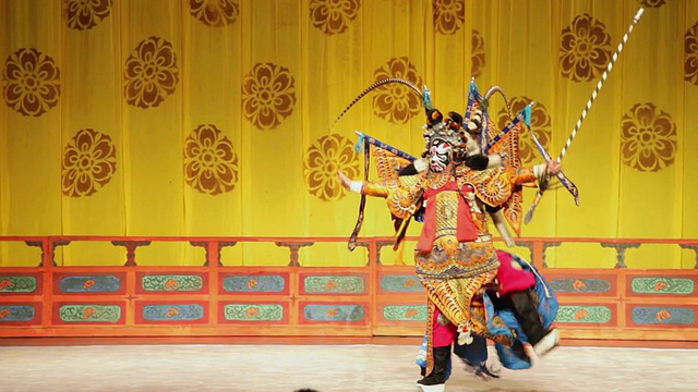 MS TS艺术家在传统剧场表演京剧/西安，陕西，中国视频下载