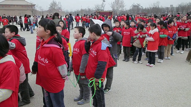 潘小姐学校的孩子们在中国陕西西安大明宫国家遗产公园参加户外活动视频素材