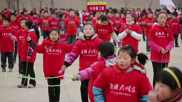MS学校的孩子们在玩跳绳/陕西西安，中国视频素材