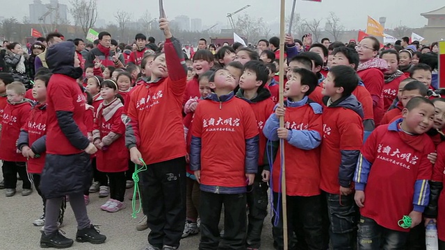 潘小姐学校儿童参加户外活动/陕西西安，中国视频素材