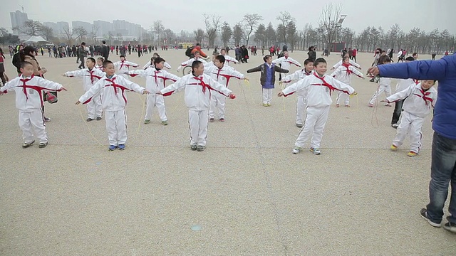 MS学校的孩子们参加跳绳活动视频素材