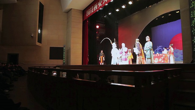 潘小姐是在剧院观看秦腔的观众，秦腔是中国西北地区的代表性民间戏曲视频下载
