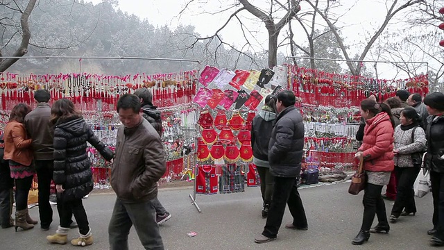 MS旅游纪念品春节期间在庙会出售/铜川，陕西，中国视频下载