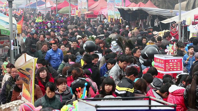 春节期间庙会上的人群/铜川，陕西，中国视频下载