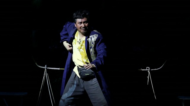 MS TS在剧场里表演现代秦腔，秦腔是中国西北地区的代表性民间戏曲视频素材