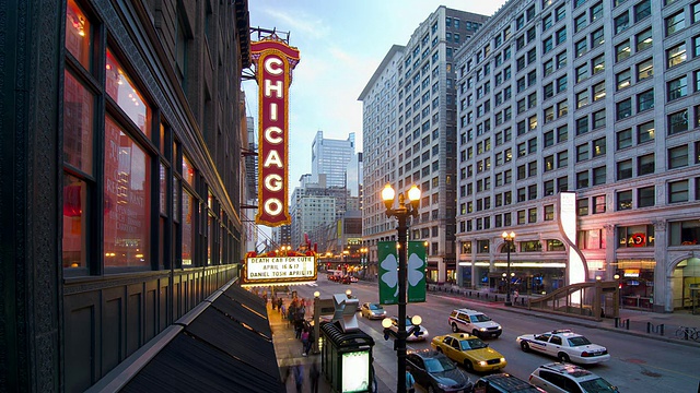 T/L WA HA傍晚，行人和车辆经过芝加哥市中心剧院/芝加哥，伊利诺伊州，美国视频下载