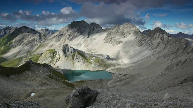 在阿尔卑斯山，泰洛，奥地利戏剧性的天空的时间流逝视频素材
