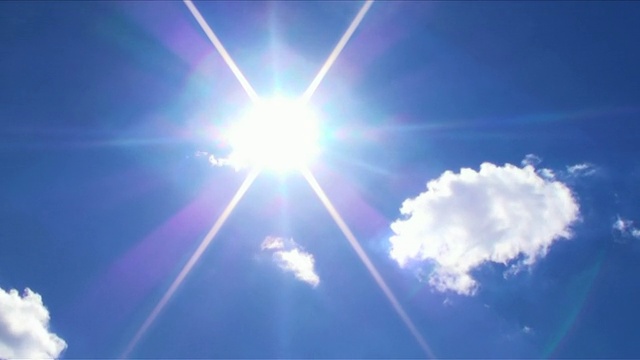 太阳和云在蓝色的天空视频素材
