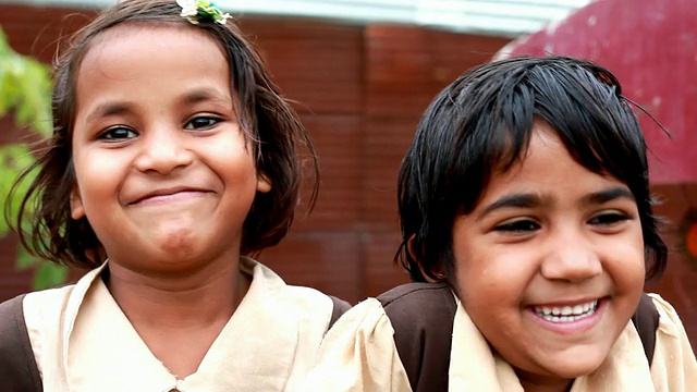 两个快乐顽皮的印第安小女孩视频素材