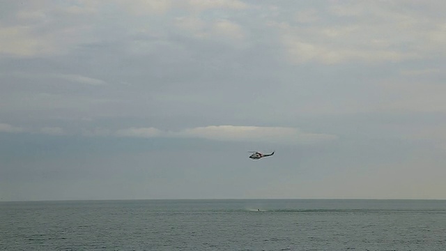 救援直升机在海上盘旋(延时)视频素材