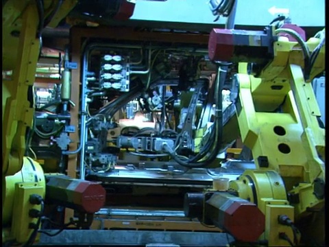 MS从机器到机器人在工厂生产线上的汽车上工作视频素材