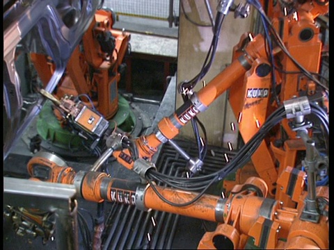 MS高角度，机器人在工厂生产线的汽车上工作视频素材