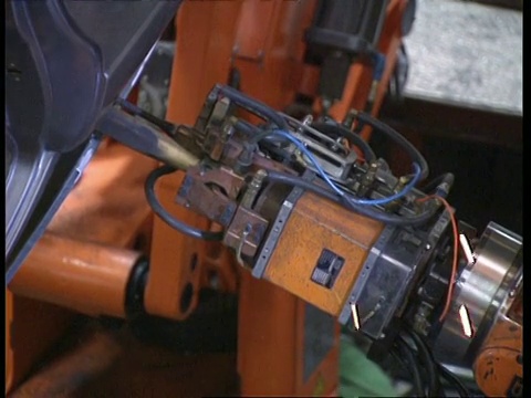 CU高角度，机器人在工厂生产线的汽车上工作视频素材