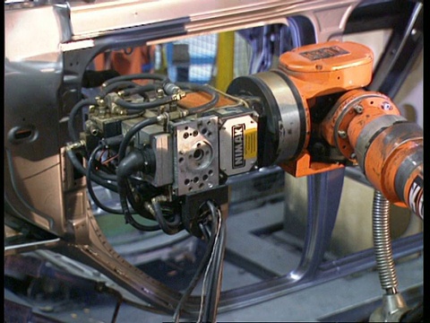 CU机器人在工厂生产线的汽车上工作视频素材