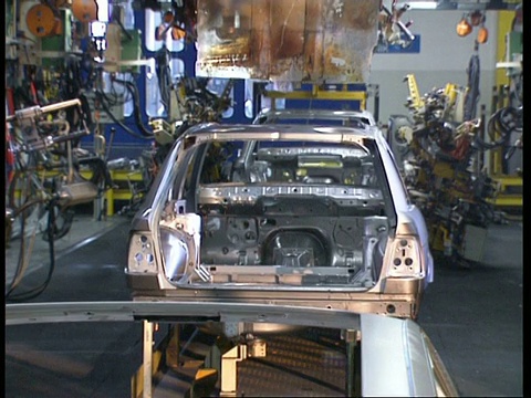 MS汽车底盘正在工厂的生产线上视频素材