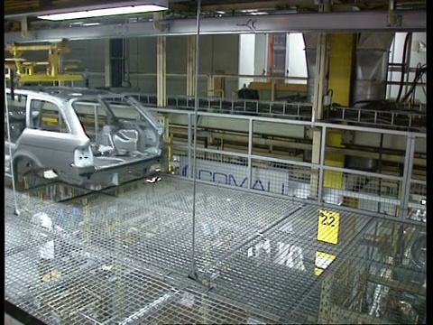 MS汽车底盘由工厂机器搬运视频素材