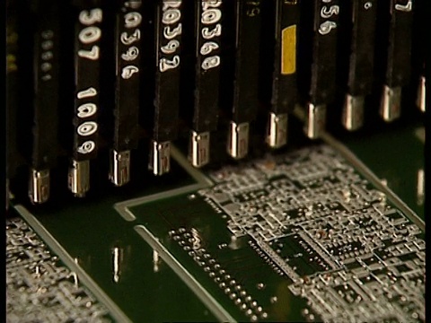 BCU微芯片被插入电路板，在工厂视频素材