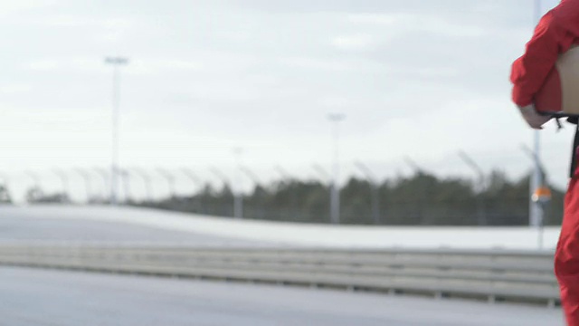 MS Indy型赛车手在轨道附近行走/奥兰多，佛罗里达，美国视频下载