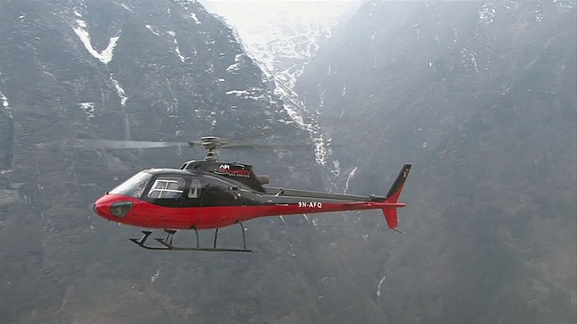 MS TS救援直升机降落在尼泊尔昆布村附近的直升机坪视频素材