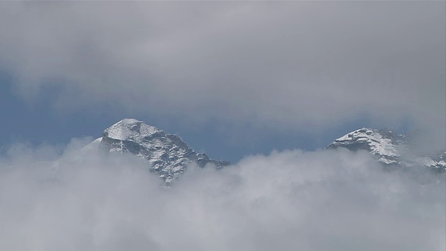 透过密云看到的两座山峰/腾格里，昆布地区，尼泊尔视频下载