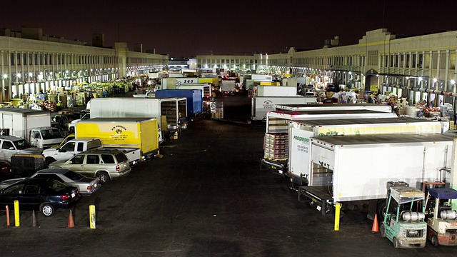 WS T/L在城市/洛杉矶，加利福尼亚州，美国繁忙的农产品市场移动的卡车视频下载