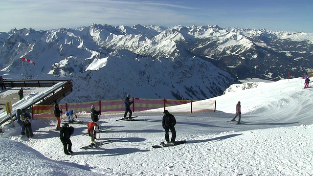 德国巴伐利亚州，AllgÃ·u阿尔卑斯/奥伯斯多夫山上的MS滑雪者视频素材