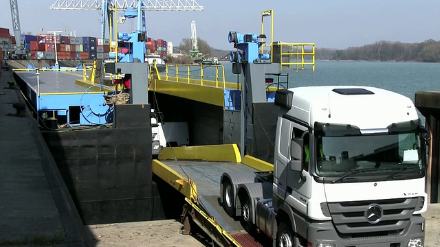 德国莱茵兰-普法尔茨港口的集装箱船WÃ¶rth装载的新卡车视频下载