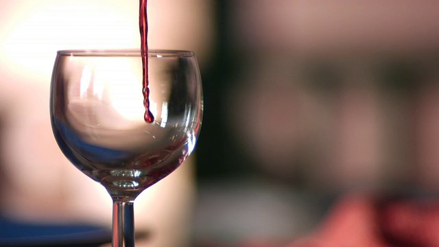 CU SLO MO红酒从上方/英国曼彻斯特倒入酒杯视频下载