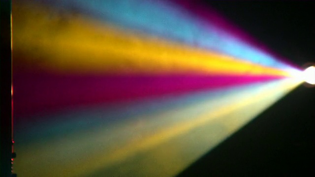 彩虹光束从一个棱镜在黑色的背景视频素材