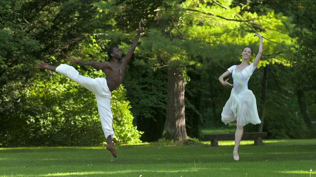 高清慢动作:公园里的芭蕾表演视频素材