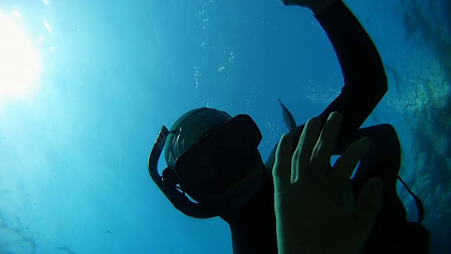 高清慢动作:自由潜水员在镜头前挥手视频素材