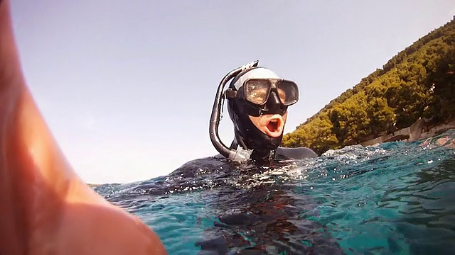 HD:潜水员游回水面的点视频素材