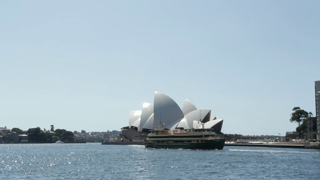 曼利渡轮经过悉尼歌剧院视频素材