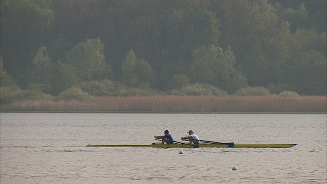 泛右远射-在湖上划桨的人。/意大利视频素材