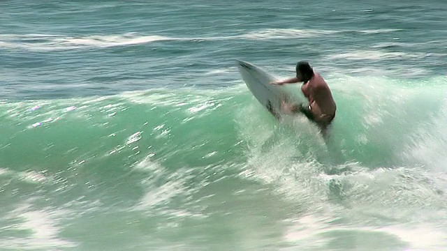 澳大利亚海浪与冲浪者骑视频素材