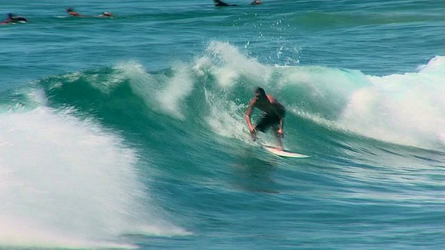 澳大利亚冲浪者在波浪上提高空气视频素材