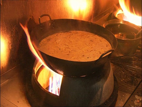 北京，锅里的汤在火焰上视频素材