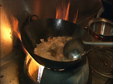 北京，在火上的锅里油炸视频素材