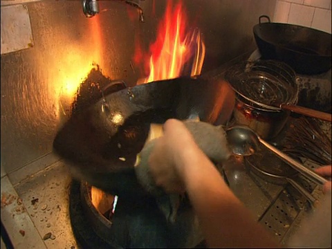 鸡蛋煎饼在锅中煎，北京，中国视频素材