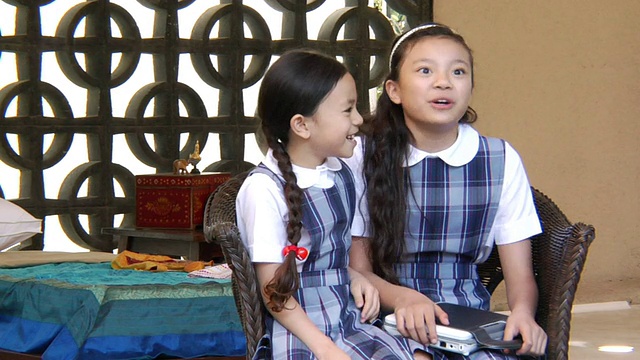 MS两个小女孩在笔记本电脑上玩/美国加州洛杉矶视频素材