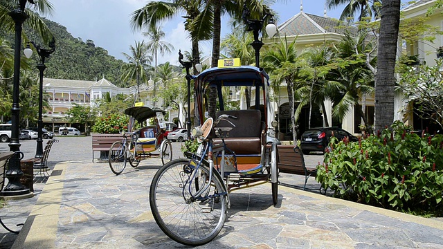 在巴迪广场的人力车(泰国苏梅岛湾，亚洲)/拉迈，苏梅岛，泰国视频下载