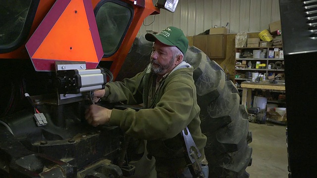 MS Farmer使用扳手拧紧农场种植机/切尔西密歇根的螺栓视频下载