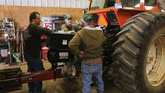 两名工人作为农民在听他们谈论农场种植者视频下载