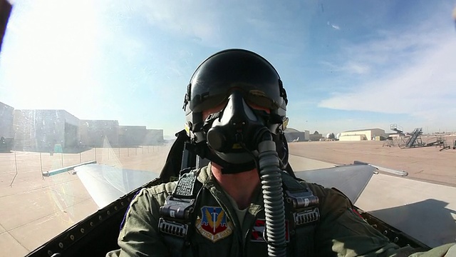 美国科罗拉多州奥罗拉，滑行时驾驶舱内的WS F-16飞行员视频下载