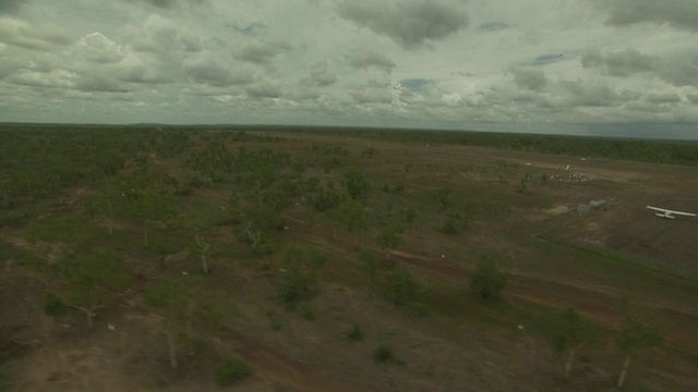 直升机视角降落在澳大利亚北部阿纳姆地的奥恩佩里机场视频素材