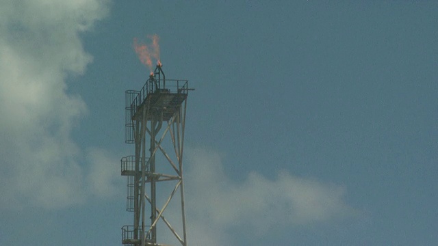 澳大利亚石油生产平台上的火焰杆和先导灯视频下载