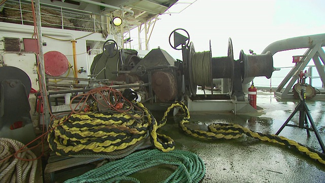 澳大利亚油轮甲板上的绳索和系泊线视频下载
