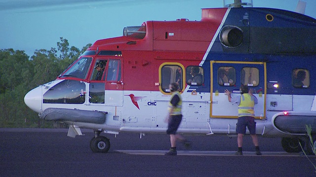澳大利亚超级美洲狮直升机最后检查和舱门关闭视频素材